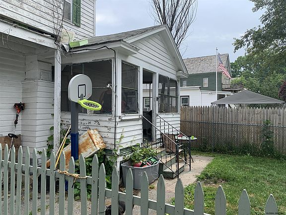 4th image of 42 John St