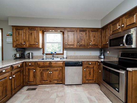 5th image of 124 Antrim Ave