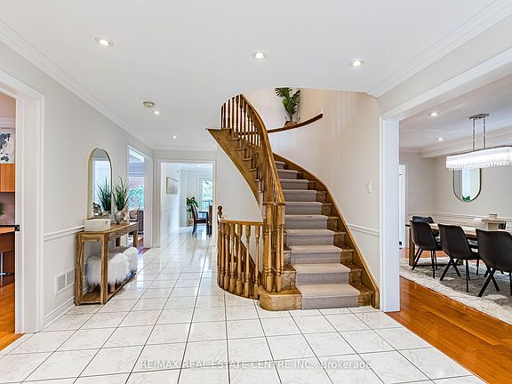 5th image of 5937 Rayshaw Cres