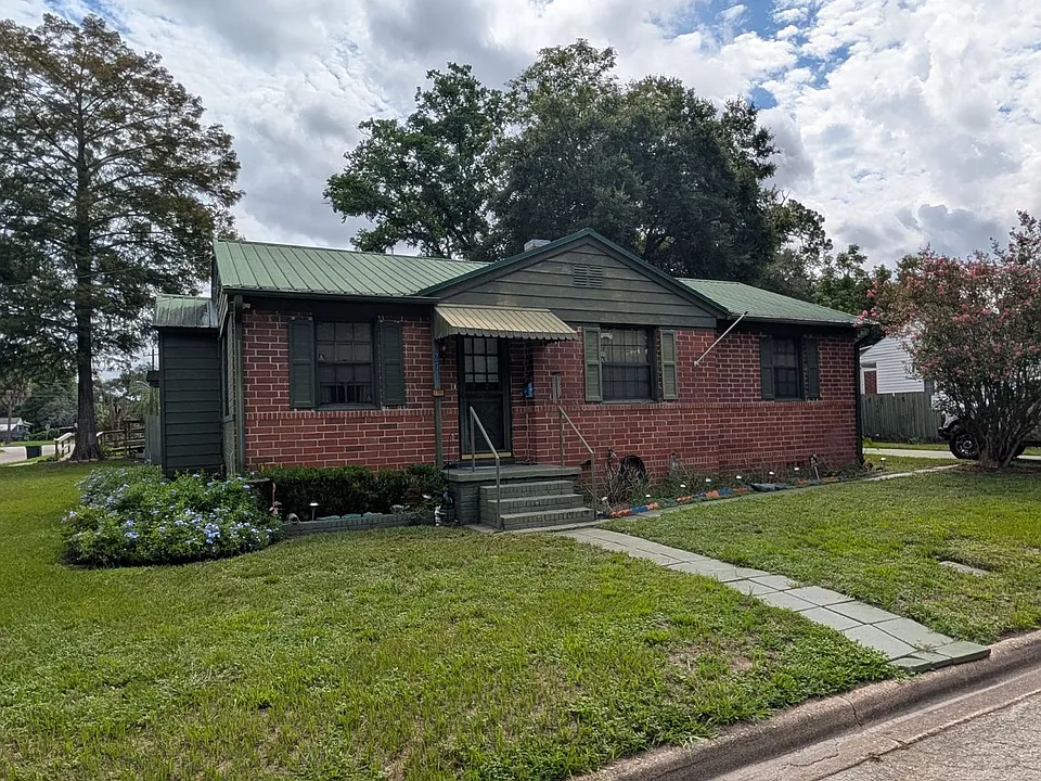 2711 Stanwood Ave