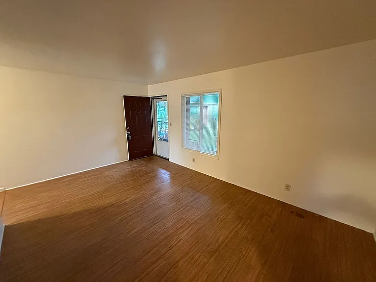 1137 Saginaw St S — Photo 2