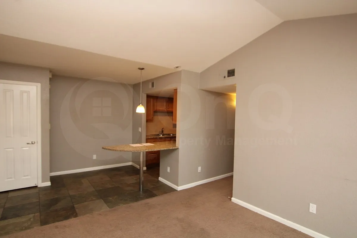 1 bed, 1.0 bath, 622 sqft, $1,099 — Photo 2