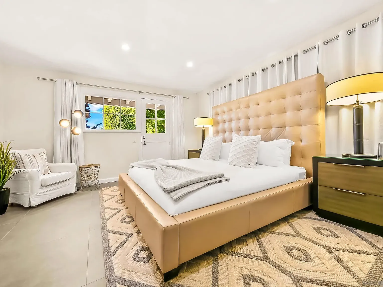 1 bed, 1.0 bath, 900 sqft, $5,400 — Photo 2