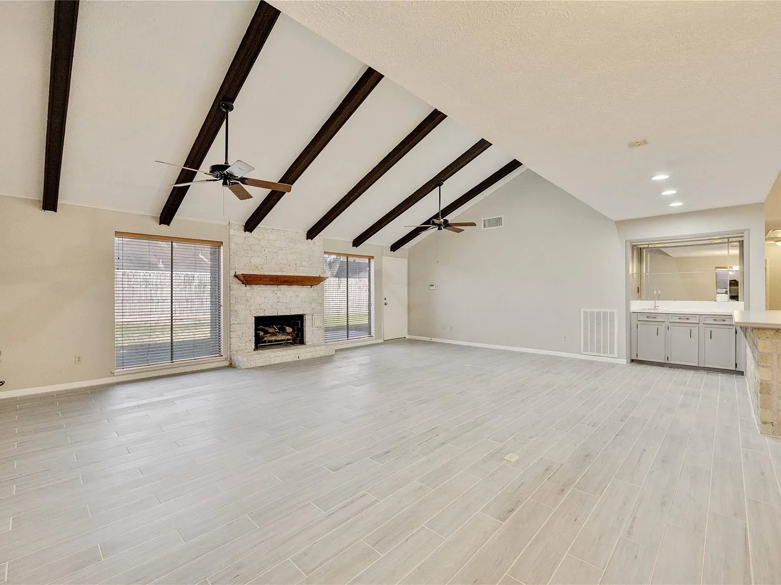 4 bed, 2.0 bath, 2505 sqft, $2,300 — Photo 4