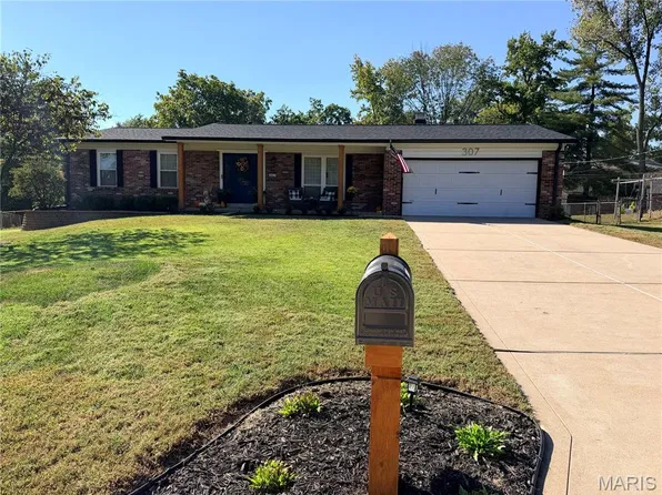 307 Surf Ct, Ballwin, MO 63021