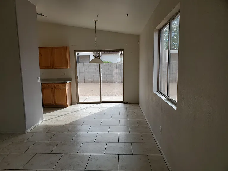 5321 S 10th Ave — Photo 2