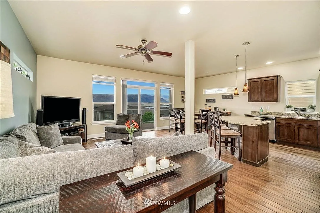 2 bed, 1920 sqft, $2,644 — Photo 1