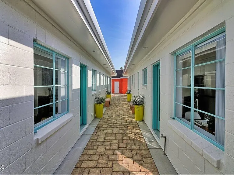 1078 S Seaward Ave — Photo 2