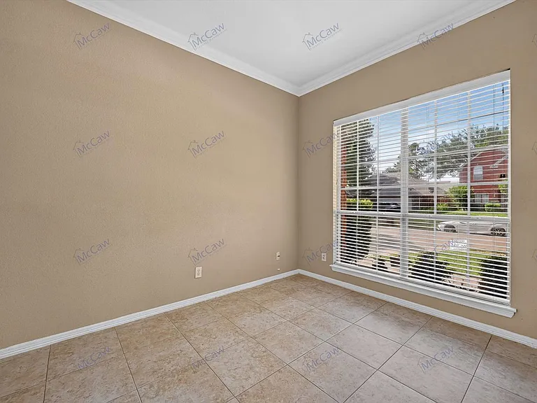 504 Coventry Dr — Photo 3
