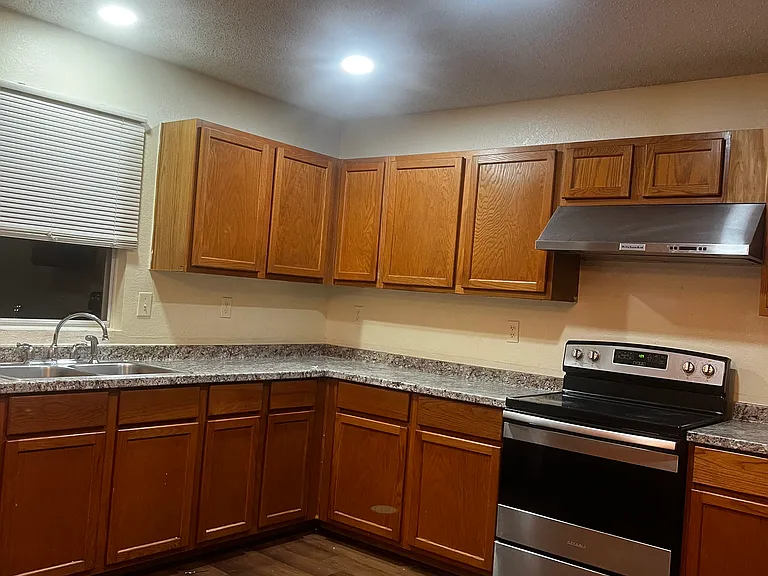 933 Medina Dr — Photo 17
