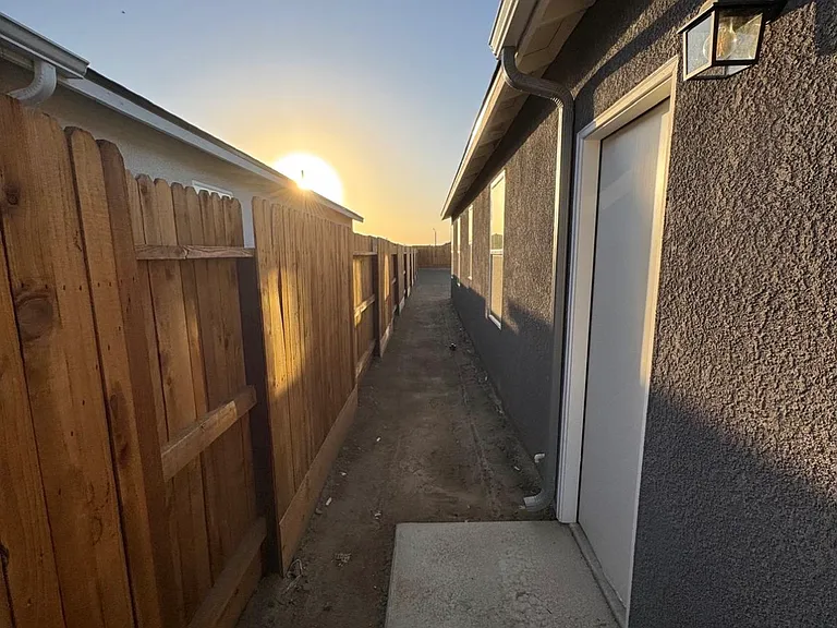 861 N Ocean St — Photo 16