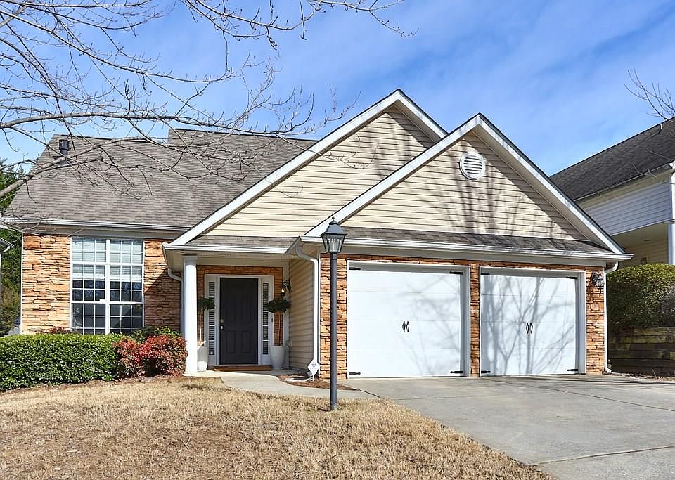 1st image of 821 River Hill Dr