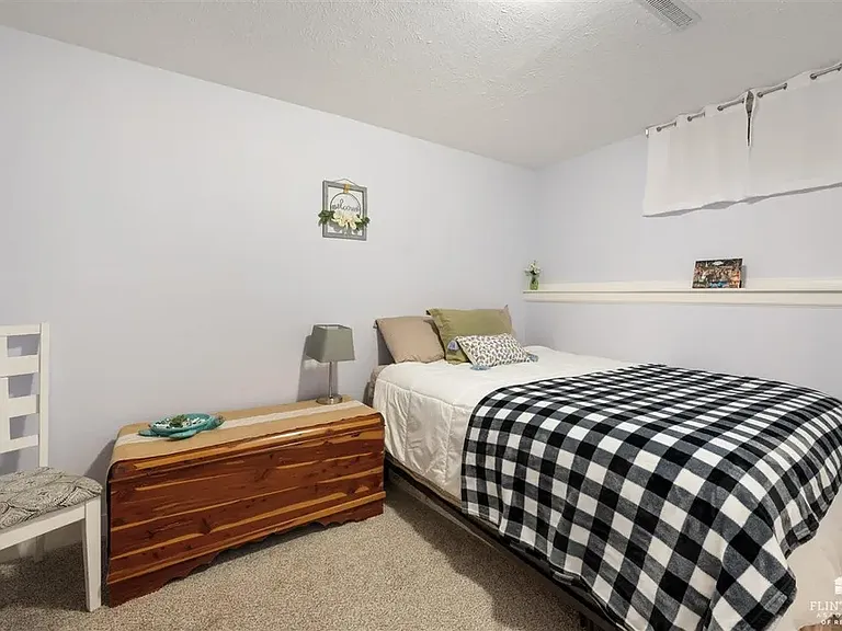 308 Harvey Cir — Photo 10