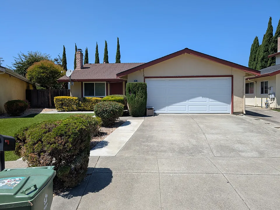 3911 Jenkinson Lake Way