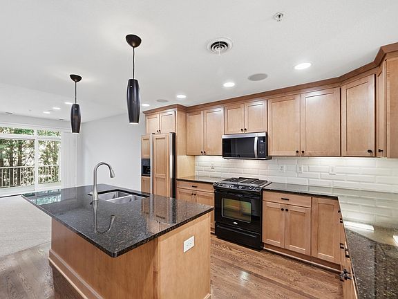 4th image of 635 Willoughby Way W