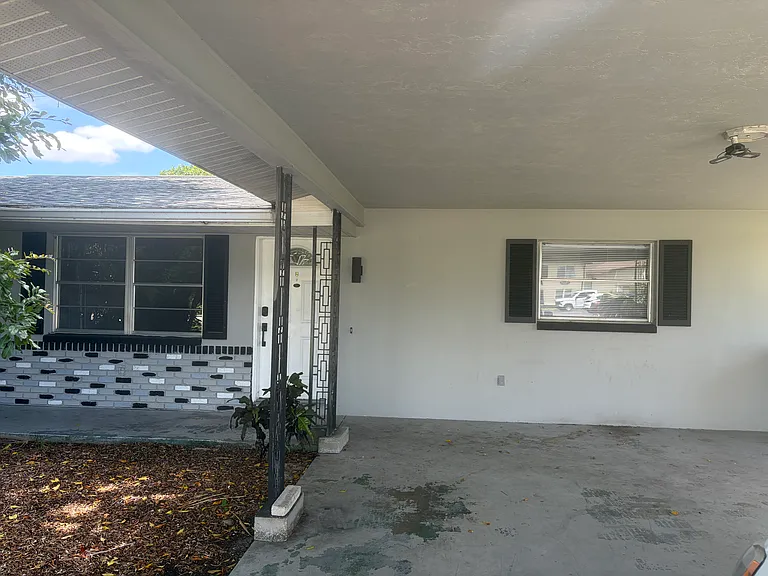 2525 SE 16th Pl — Photo 2