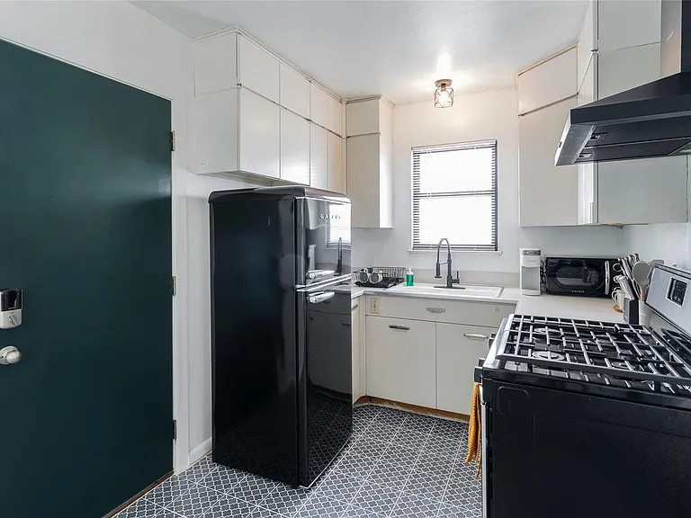 1007 Epenard St — Photo 7