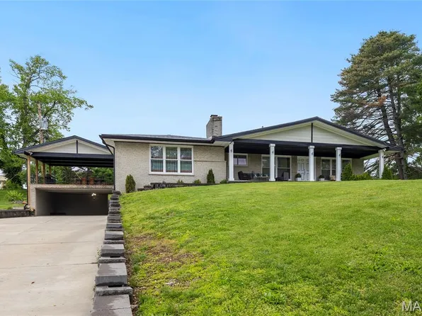 9443 Oakwood Manor Ln, Saint Louis, MO 63126
