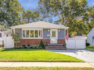 222 Fulton St, Massapequa Park, NY 11762