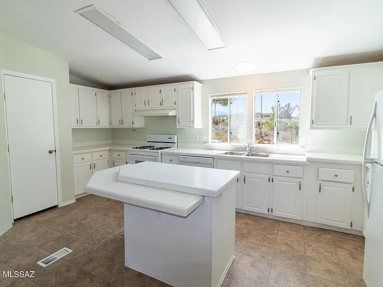 1040 W Barbara Pl — Photo 6