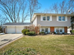 2S668 Devonshire Ln, Glen Ellyn, IL 60137