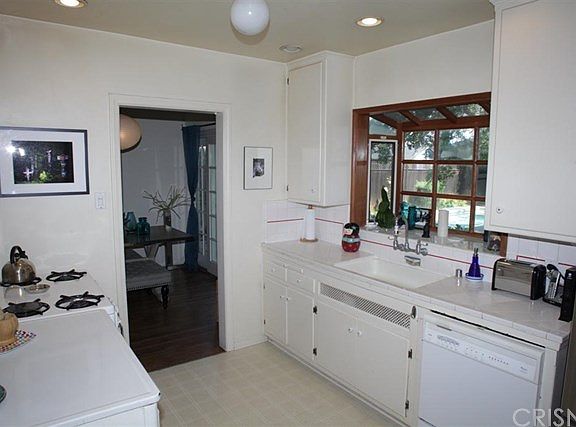 3rd image of 4844 Arcola Ave