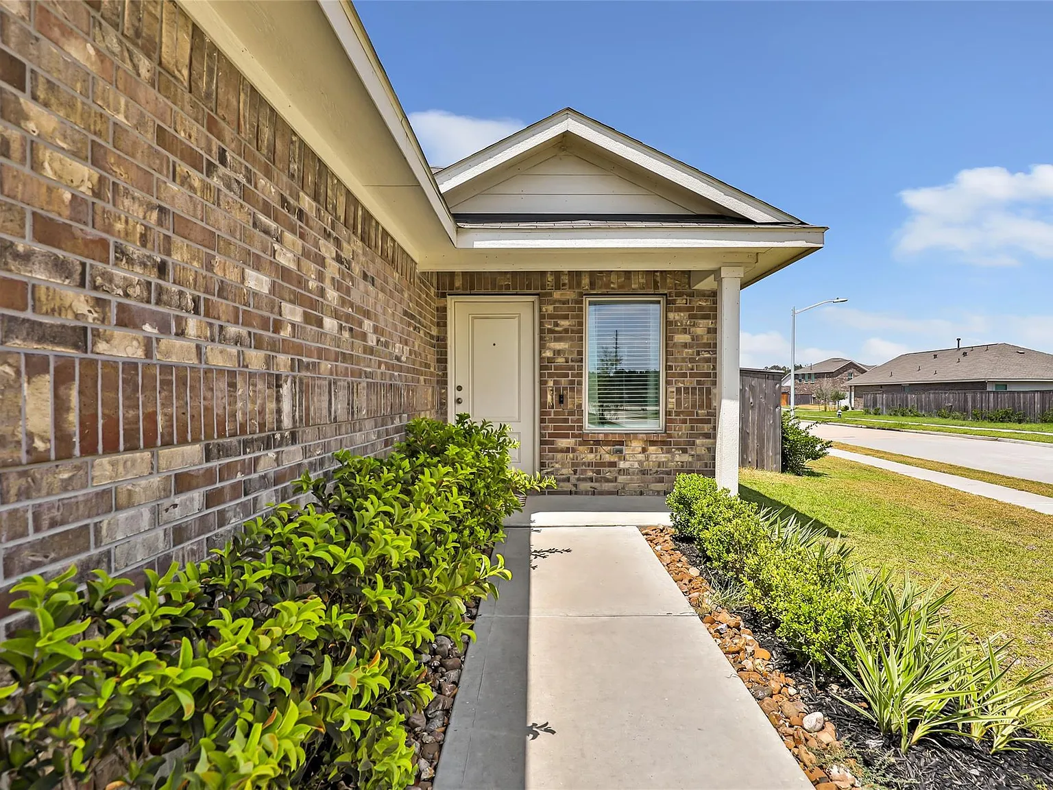 3 bed, 2.0 bath, 1311 sqft, $1,800 — Photo 2