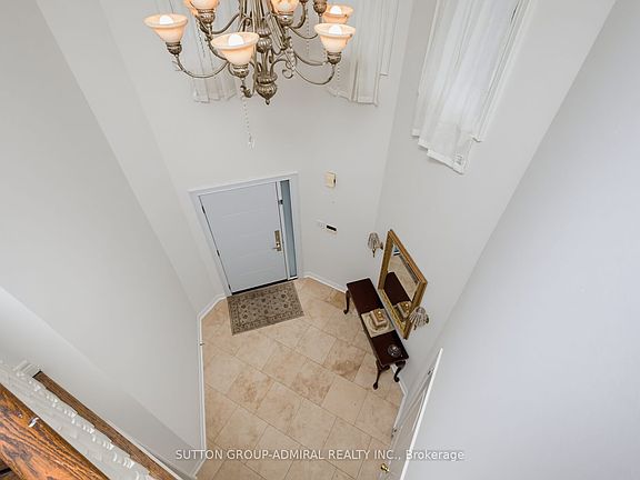5th image of 27 Pine Hollow Cres