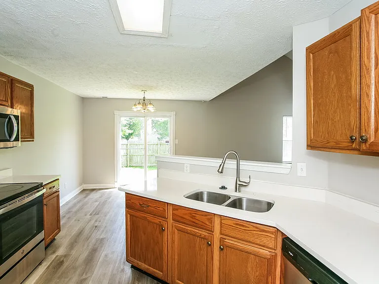 4487 Connaught East Dr — Photo 7