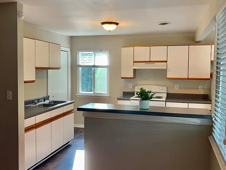 506 Rockland Ave — Photo 4