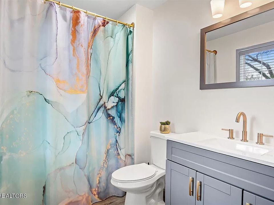 MASTER BATHROOM - PRIVATE TO MASTER BEDROOM
