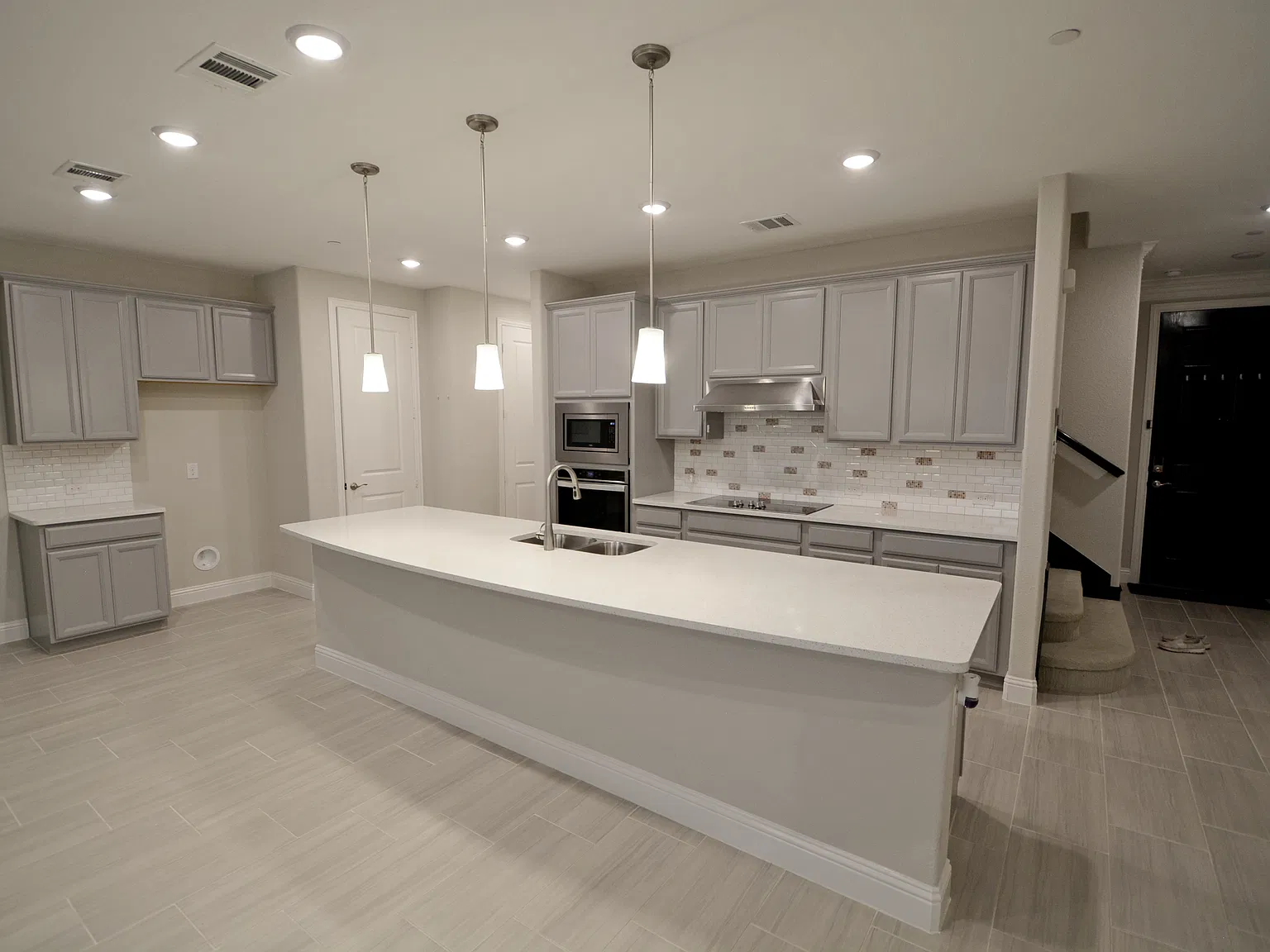 3 bed, 2.5 bath, 2069 sqft, $3,050 — Photo 4