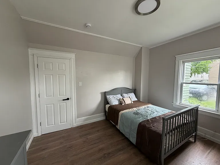 16 Eastman Ter — Photo 2