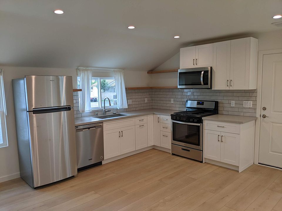 New 1 Bed 1 Bath with a Full Kitchen in Winnetka