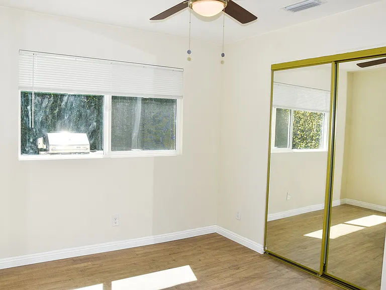 2318 E Coolidge Ave — Photo 16