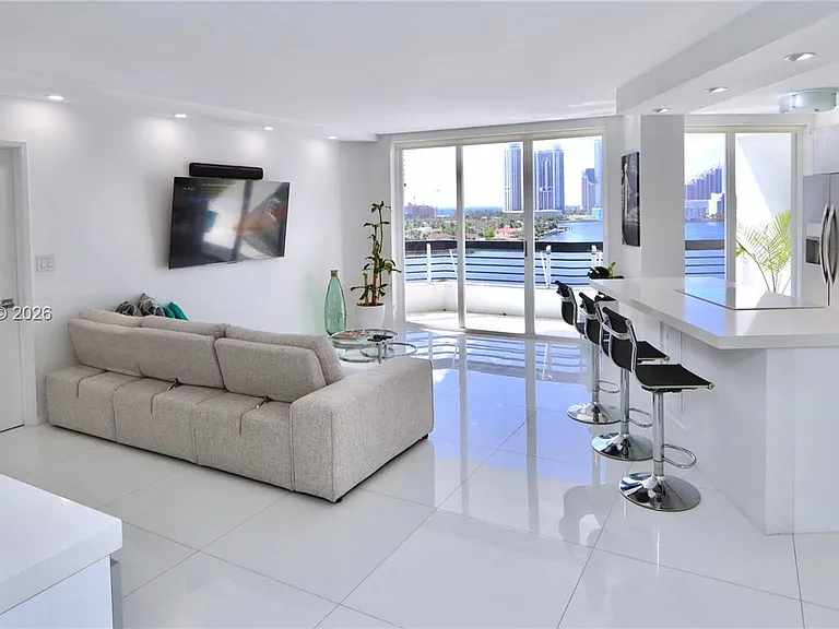 3600 Mystic Pointe Dr #1115 — Photo 1