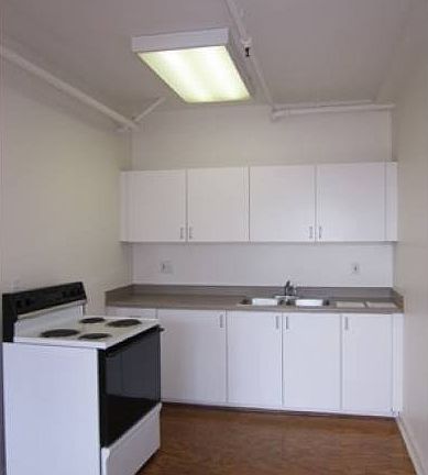 4th image of 920 E St APT 204