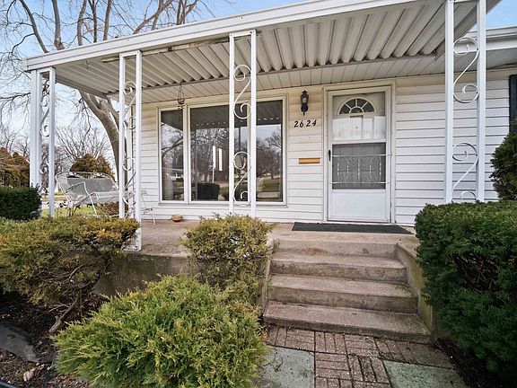 5th image of 2624 Stanford Ave