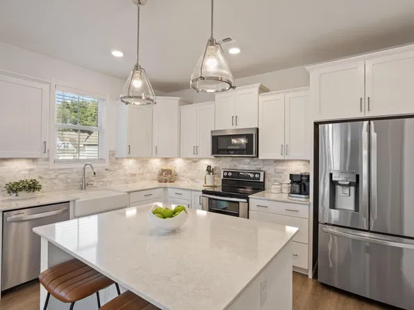 806 Thomas Falls Ct, Fuquay Varina, NC 27526