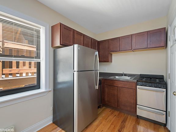 4th image of 821 W Cornelia Ave #413