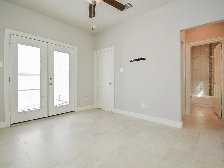 1610 Parker St — Photo 6