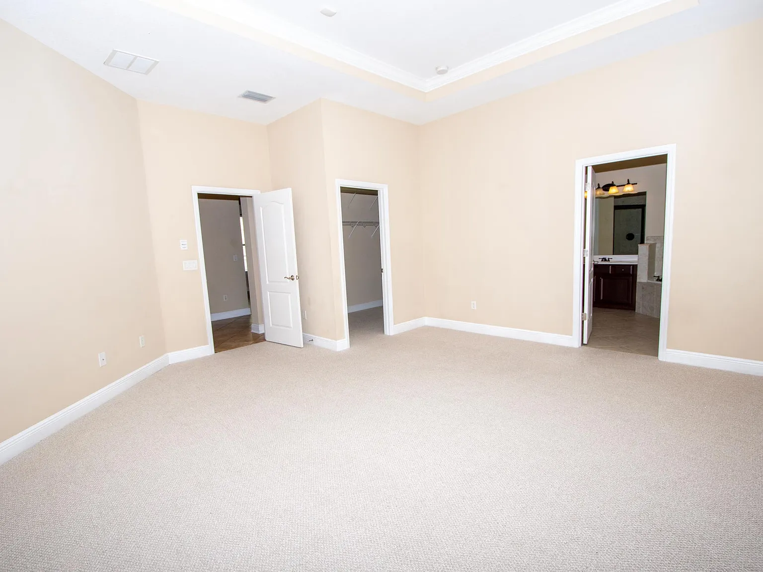 3 bed, 1979 sqft, $2,495 — Photo 4