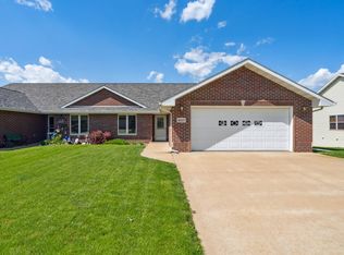 6115 Seven Springs Dr, Dubuque, IA 52002
