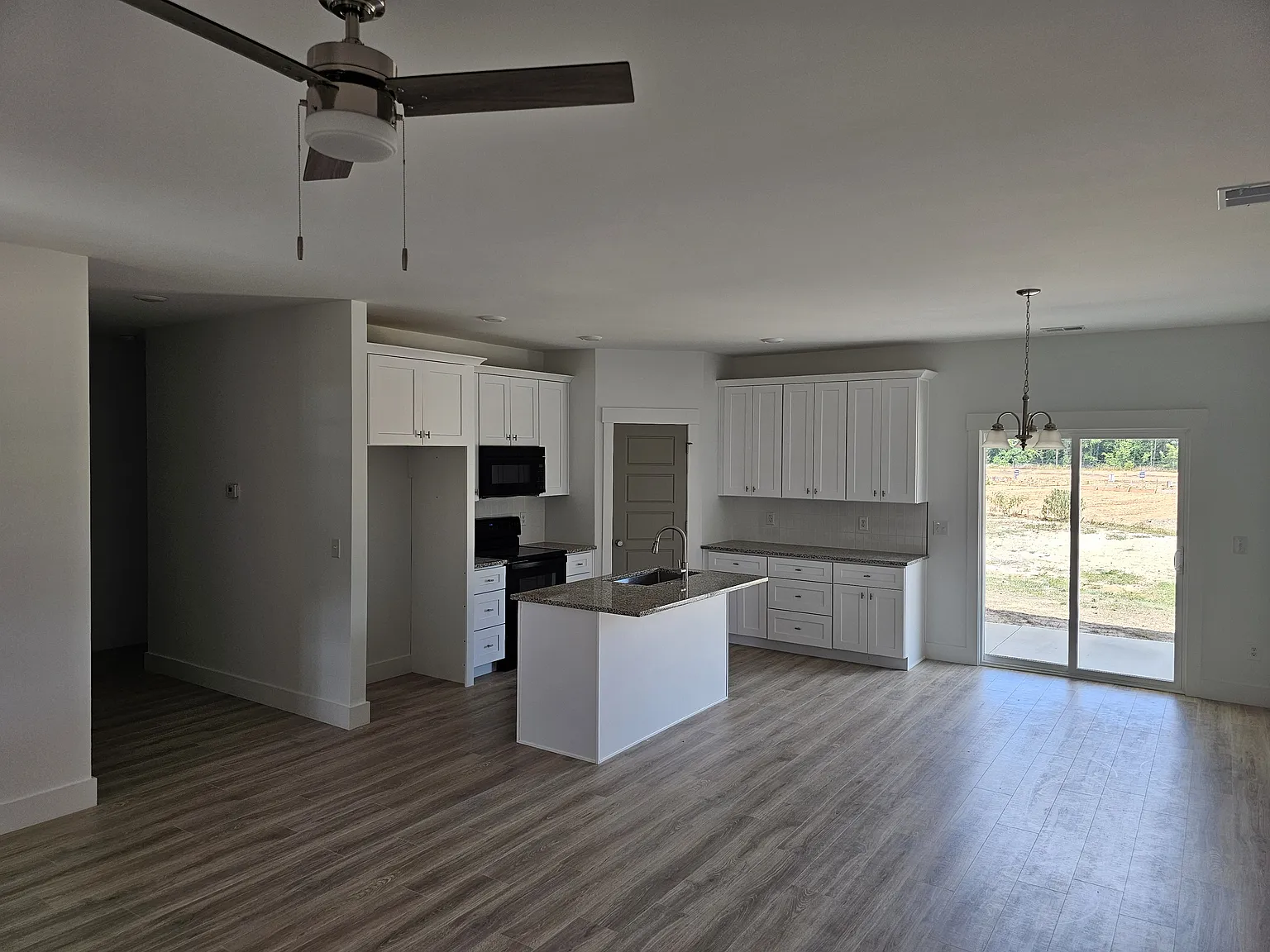 3 bed, 1400 sqft, $1,800 — Photo 2