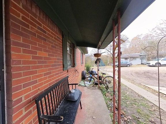 4th image of 829 Lloyd St
