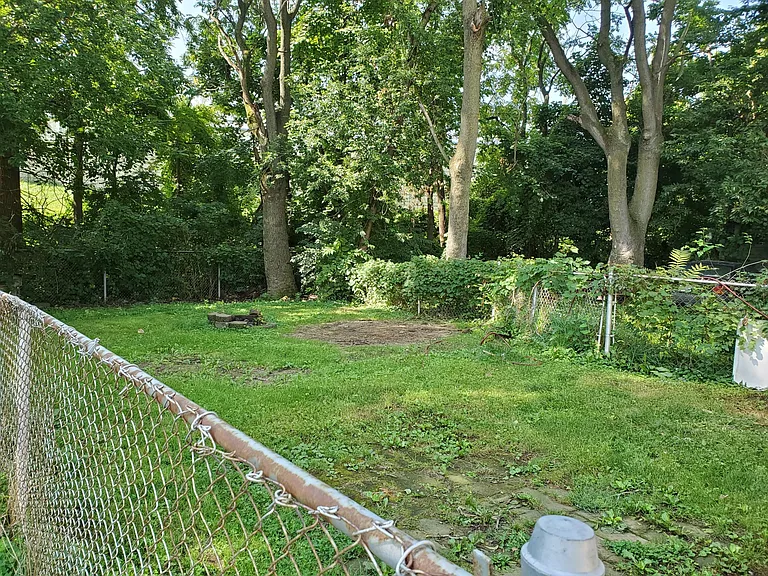 Spaicius fenced yard