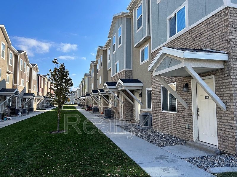 1st image of 39 E 670th St N #1