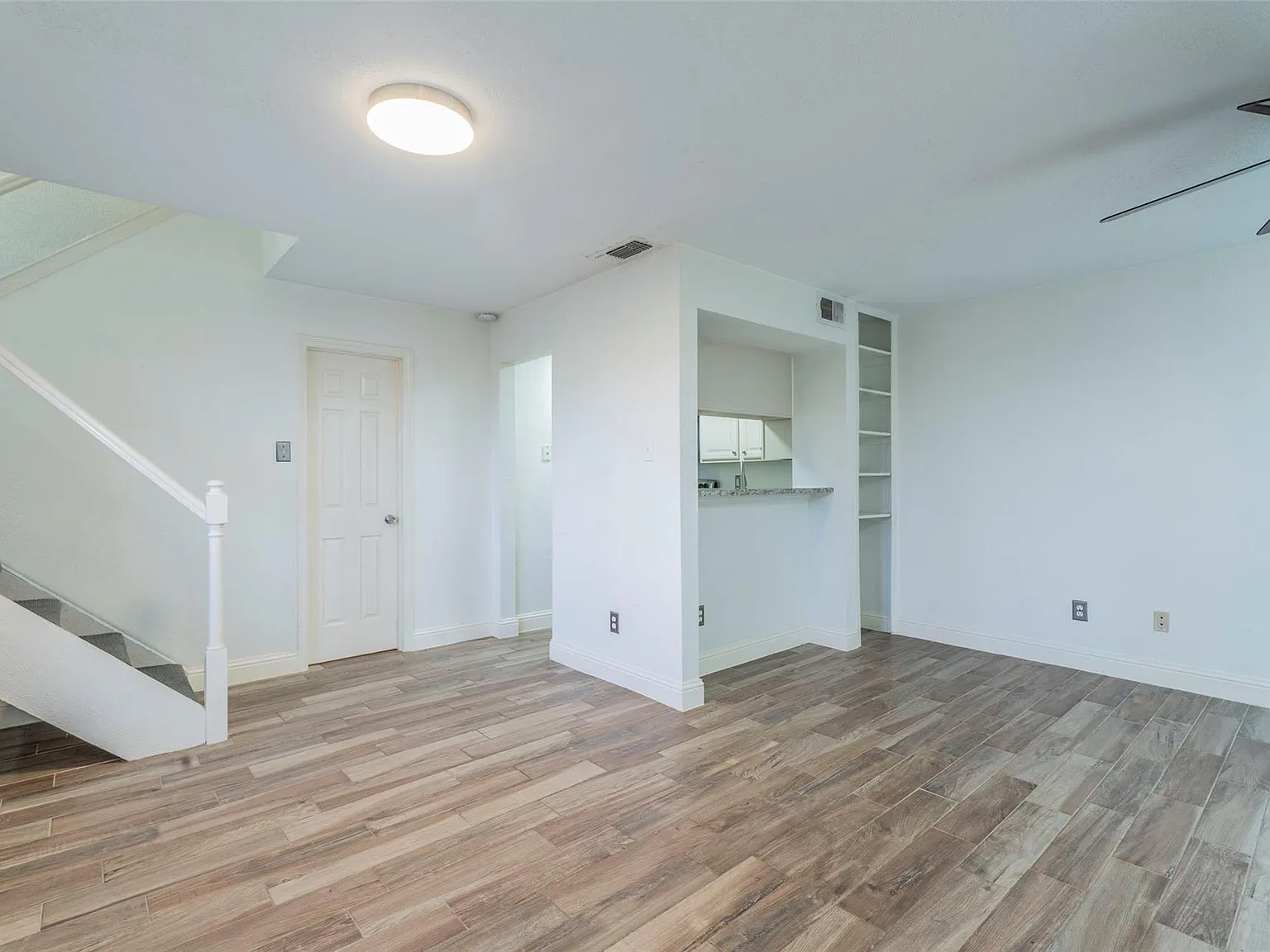 2 bed, 914 sqft, $1,600 — Photo 2