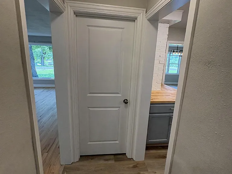 2211 E Walnut St — Photo 11