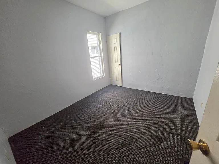 1046 E 4th St — Photo 7